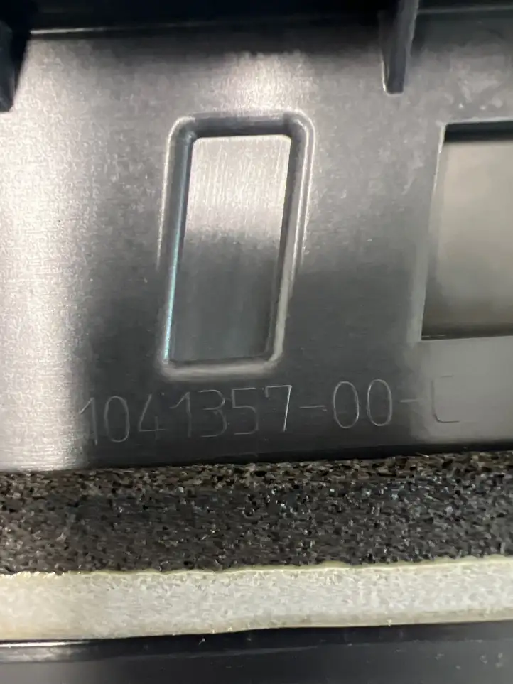 Tesla Model X (2015 - 2021) 104135700C Накладка стекла задней двери — фото 4