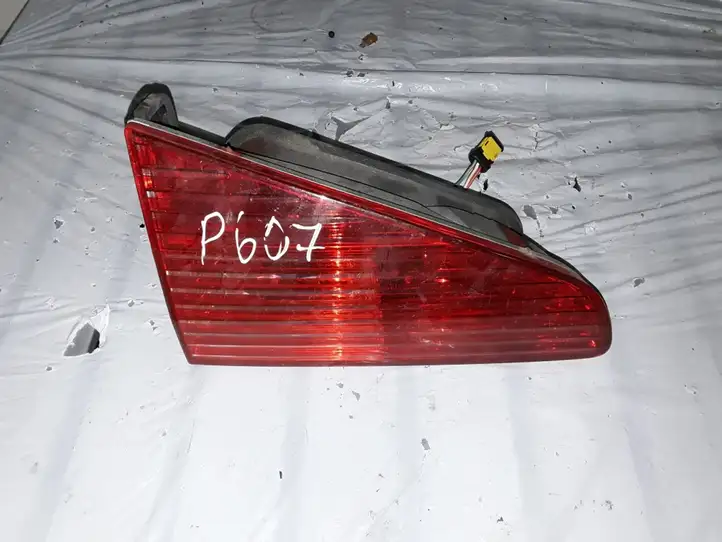 Peugeot 607 (2000 - 2004) Задний фонарь в крышке багажника — фото 1