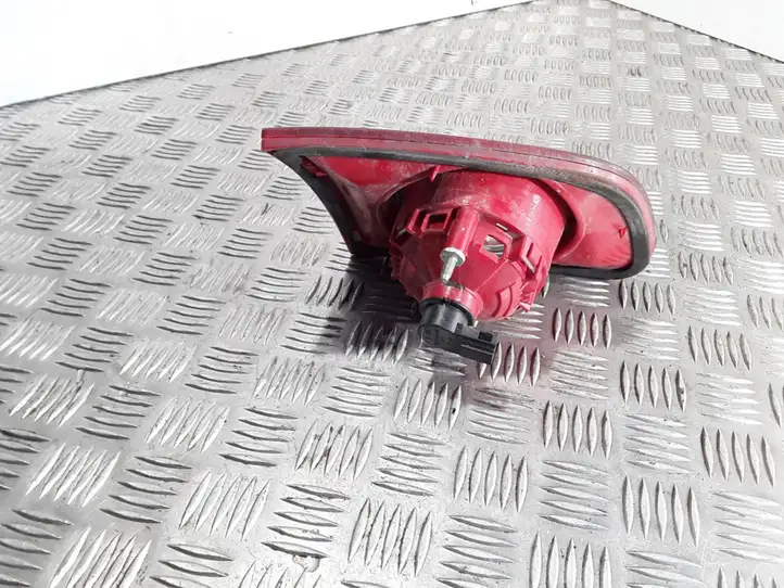 Volkswagen PASSAT B6 (2005 - 2010) Задний фонарь в крышке багажника — фото 2