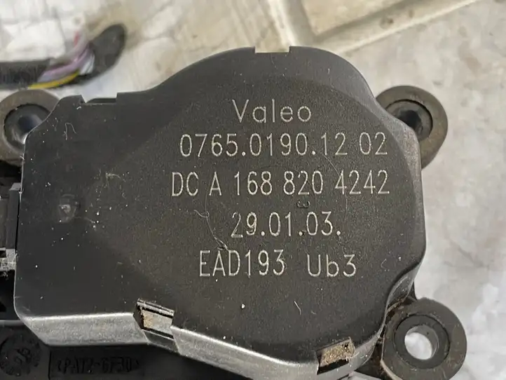Mercedes-Benz Vaneo W414 (2001 - 2005) A1688204242 Двигатель задвижки потока воздуха — фото 2