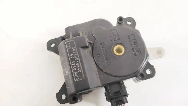 Toyota Land Cruiser (J100) (1998 - 2007) 0638000660 Двигатель задвижки потока воздуха — фото 3