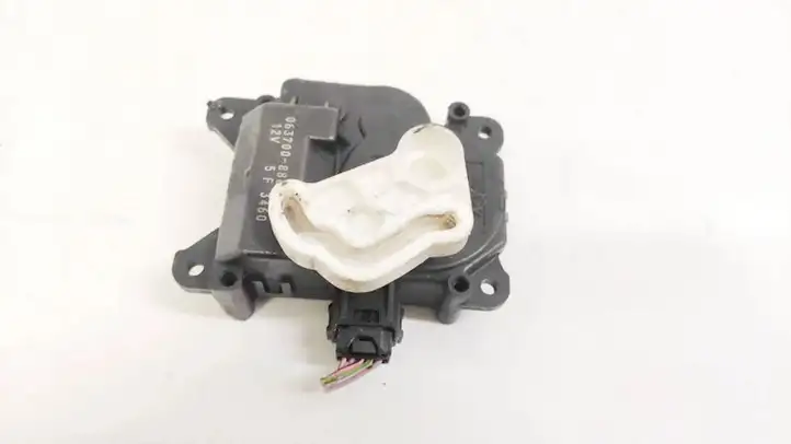 Toyota Land Cruiser (J100) (1998 - 2007) 0637008860 Двигатель задвижки потока воздуха — фото 1