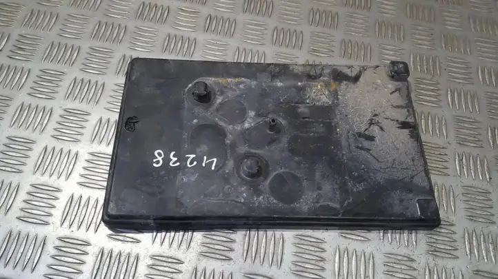 Toyota Avensis Verso (2004 - 2009) 7443120100 Крышка ящика аккумулятора — фото 1