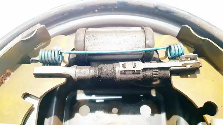 Ford Fiesta (2000 - 2005) Колодки ручного тормоза — фото 2