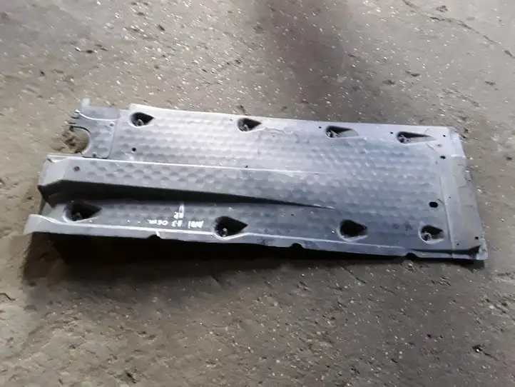 Audi A3/S3 8P (2004 - 2008) 1K0825271A Прочие детали днища — фото 1