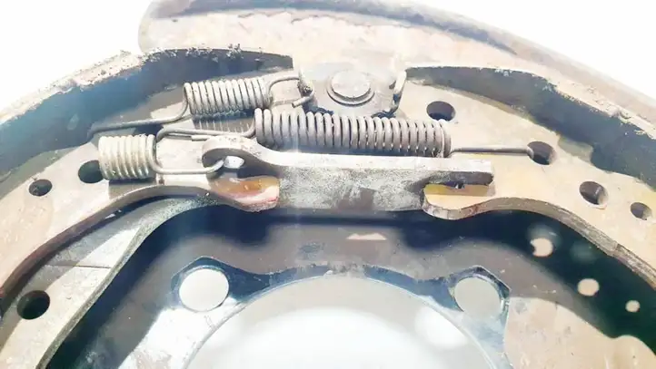 Honda CR-V (2009 - 2012) Колодки ручного тормоза — фото 3