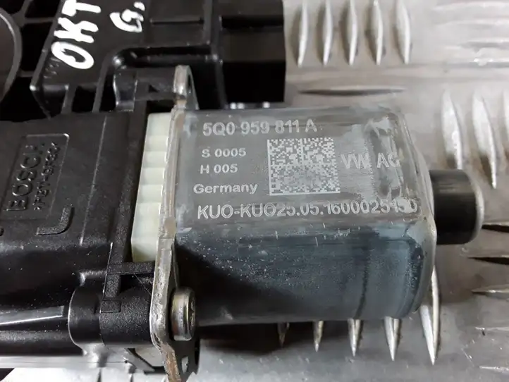 Skoda Octavia Mk3 (5E) (2013 - 2019) 5Q0959811A Стеклоподъемник задней двери — фото 4