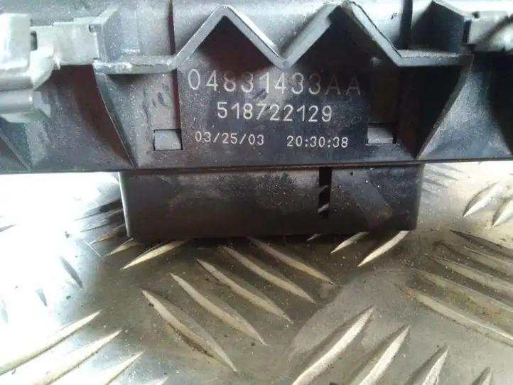 Jeep Grand Cherokee (WJ) (1998 - 2004) 04831433AA Блок предохранителей — фото 3