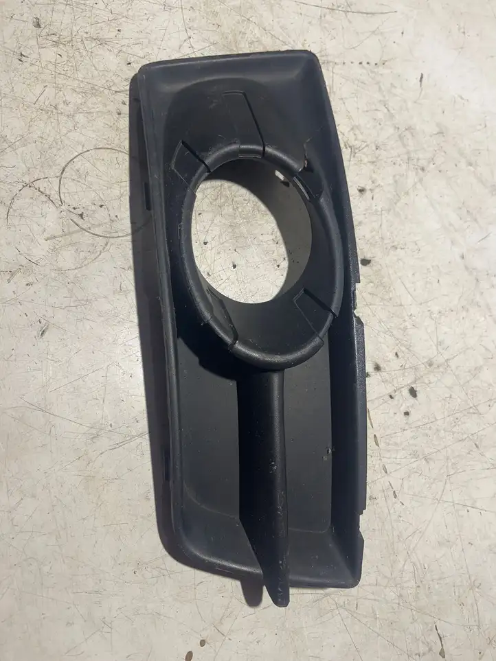 Mitsubishi Colt (2012 - 2016)  6402a166 Декоративная решётка противотуманной фары