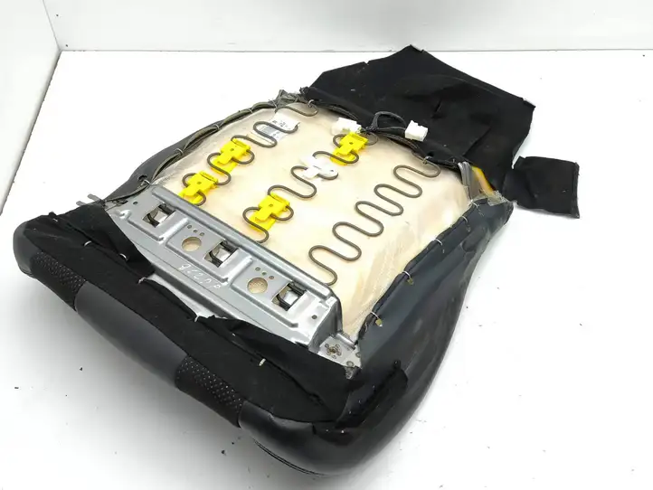 Nissan 370Z    Нижняя часть сиденья водителя