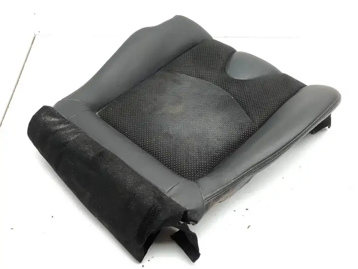 Nissan 370Z    Нижняя часть сиденья водителя