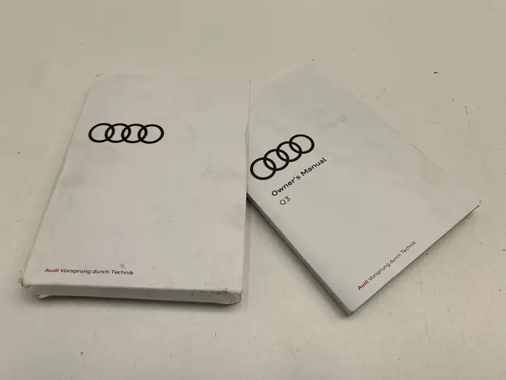 Audi Q3 F3 (2018 - ) 83A012720AJ Сервисная книжка — фото 1