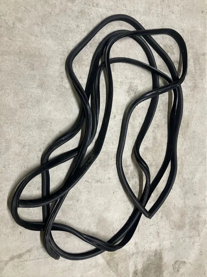 Jaguar F-Pace (2016 - )  HK8320708A Уплотнительная резина передней двери (на кузове)