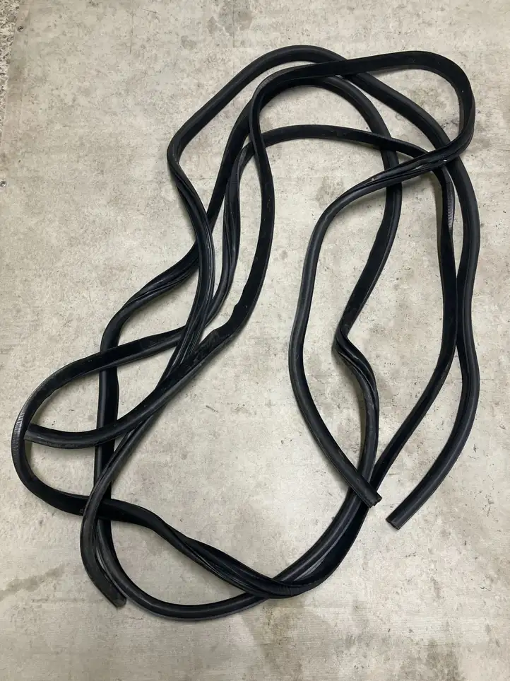 Jaguar F-Pace (2016 - )  HK8320708A Уплотнительная резина передней двери (на кузове)