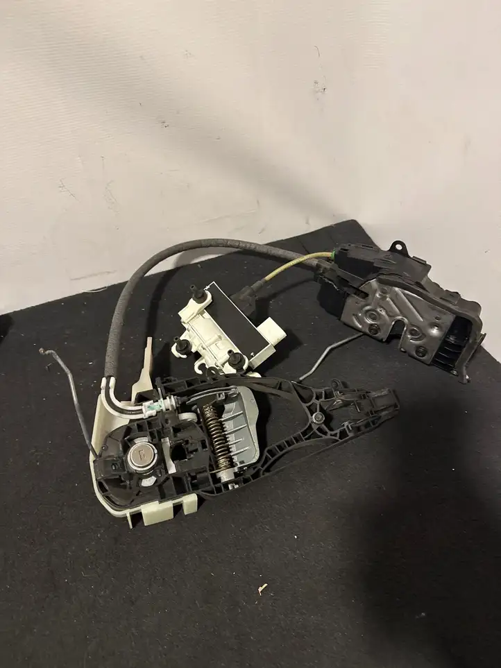 BMW 7 G11 G12 (2015 - 2022)  2581891 Замок передней двери