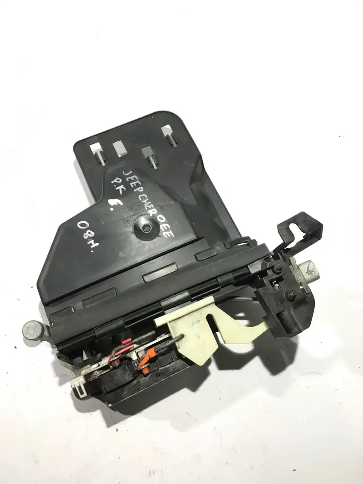 Jeep Cherokee (2007 - 2013)  P04589467AF Замок передней двери