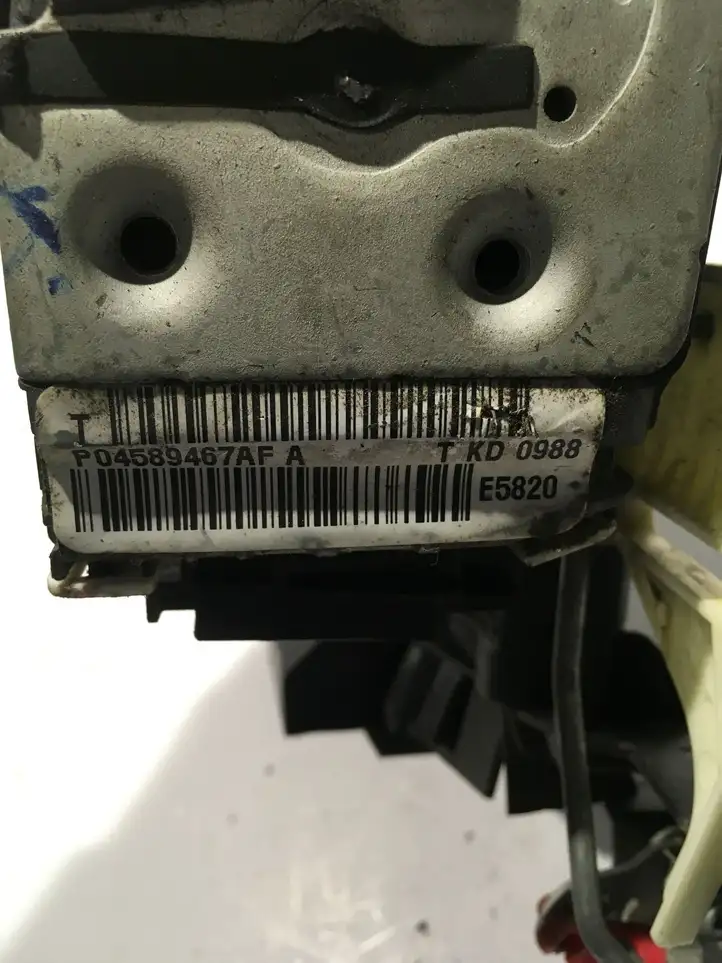 Jeep Cherokee (2007 - 2013)  P04589467AF Замок передней двери