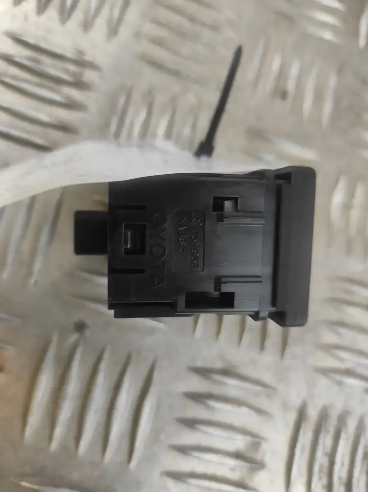 Toyota RAV 4 (XA40)   75H958 Кнопка крюка в багажнике