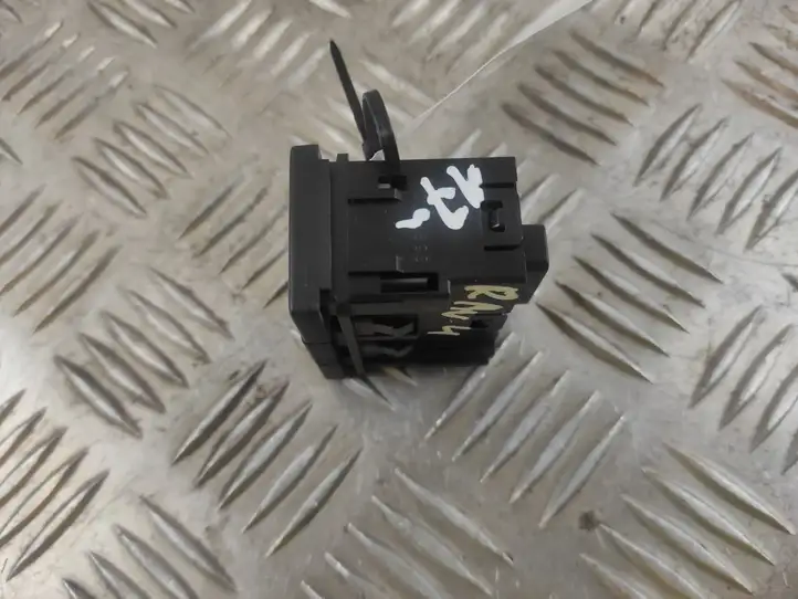 Toyota RAV 4 (XA40)   75H958 Кнопка крюка в багажнике