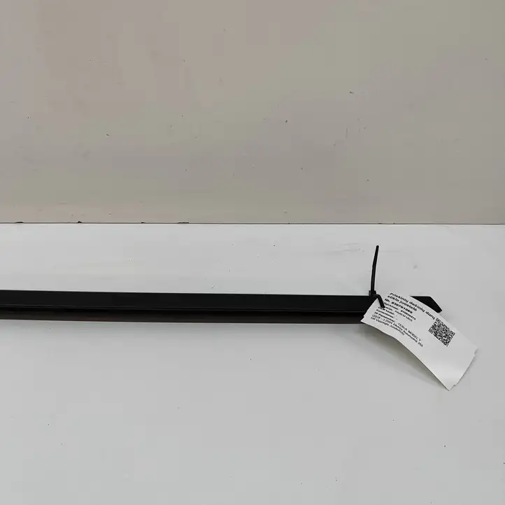 Tesla Model Y (2019 - 2024) 149571200C Накладка стекла двери — фото 4