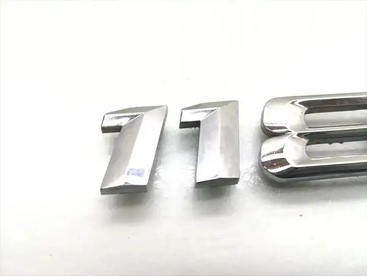 BMW 1 E81 E87 (2004 - 2011) Эмблема модели — фото 2