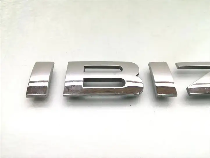 Seat Ibiza IV (6J,6P) (2008 - 2017) Эмблема модели — фото 2