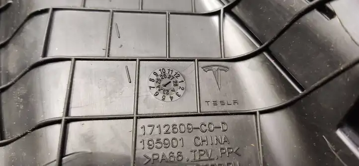 Tesla Model 3 (2024 - ) 1712608C0d Накладка стекла двери — фото 3