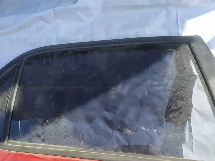 Toyota Auris 150 (2006 - 2012) Стекло задней двери — фото 1