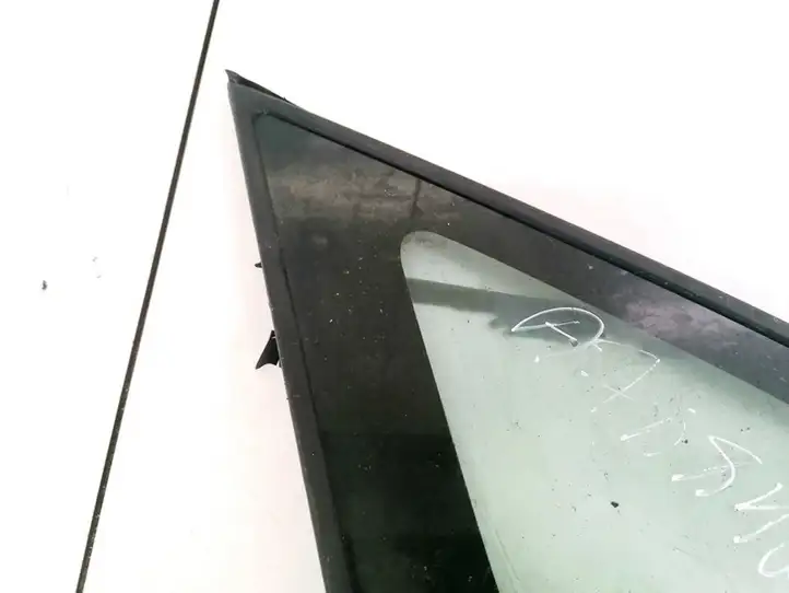 Toyota Auris 150 (2006 - 2012) Треугольное стекло кузова — фото 3