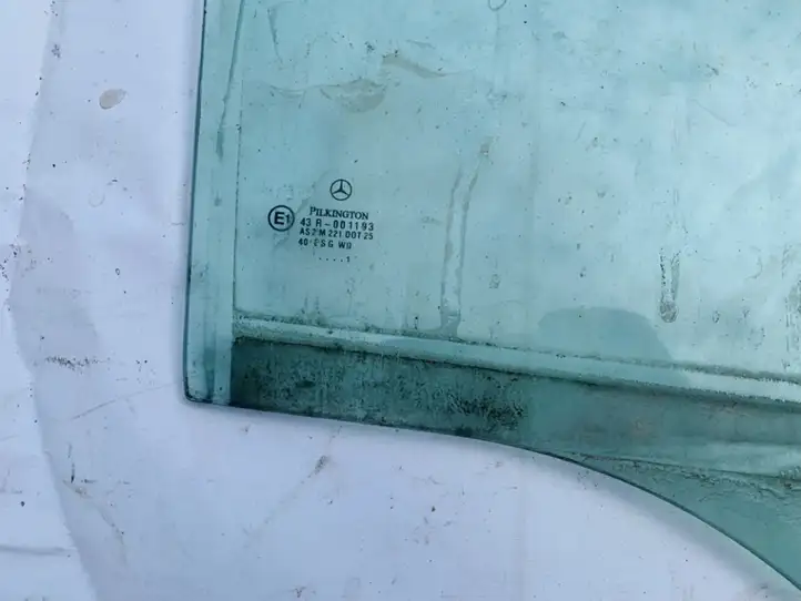 Mercedes-Benz C W203 (2000 - 2007) Стекло задней двери — фото 3