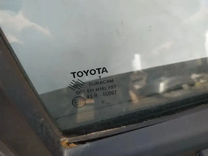 Toyota Yaris (2014 - 2019) Форточка двери — фото 2