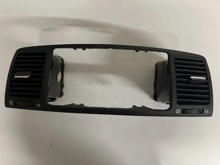 Toyota Corolla E120 E130 (2000 - 2004) 8227 Центральный воздушный дефлектор — фото 1