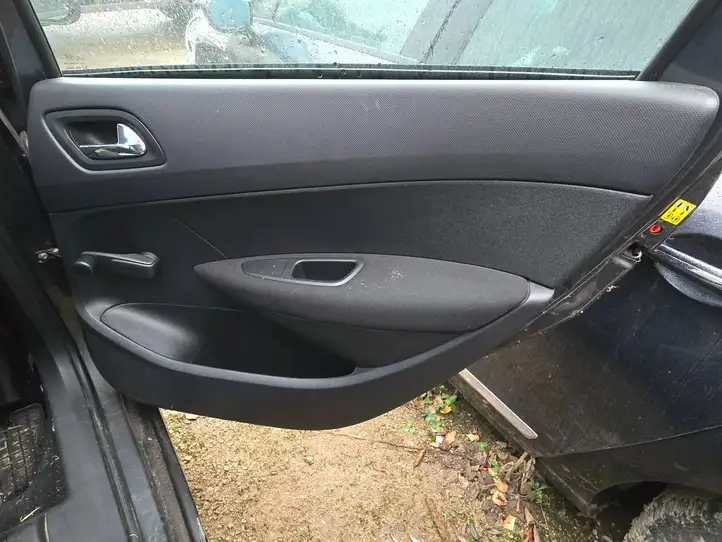 Peugeot 308 SW (2008 - 2013) Обшивка задней двери — фото 1