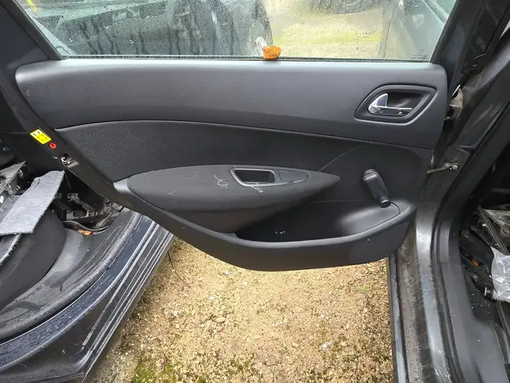 Peugeot 308 SW (2008 - 2013) Обшивка задней двери — фото 1