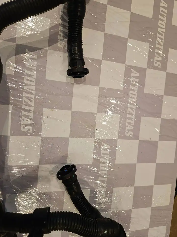 Porsche Macan (95B) (2014 - 2018) 2403170028441870 Шланг сапуна — фото 4