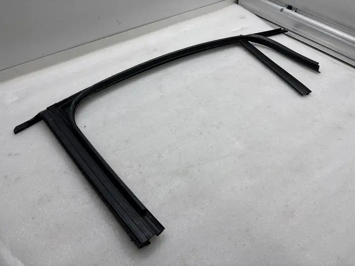Tesla Model X (2021 - ) 148404200B Уплотнитель стекла задней двери — фото 4