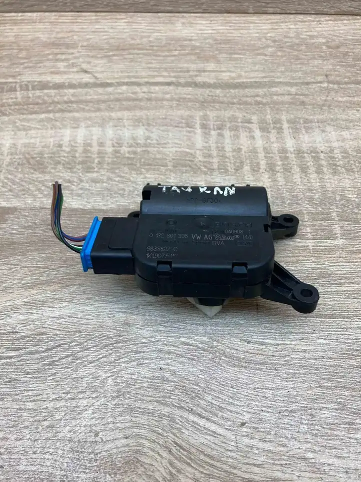 Audi A3/S3 8L (2000 - 2003) 132801338 Двигатель задвижки потока воздуха — фото 3
