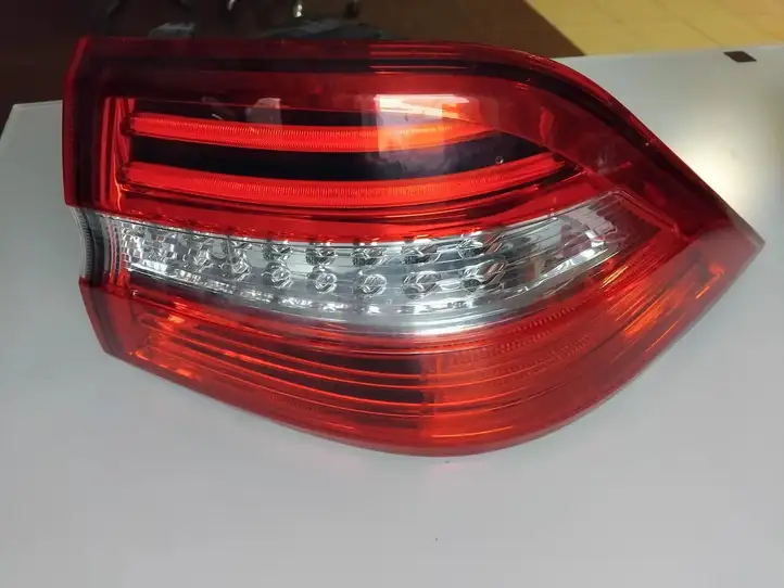 Mercedes-Benz ML W166 (2012 - 2017) A1669063201 Задний фонарь в кузове — фото 1