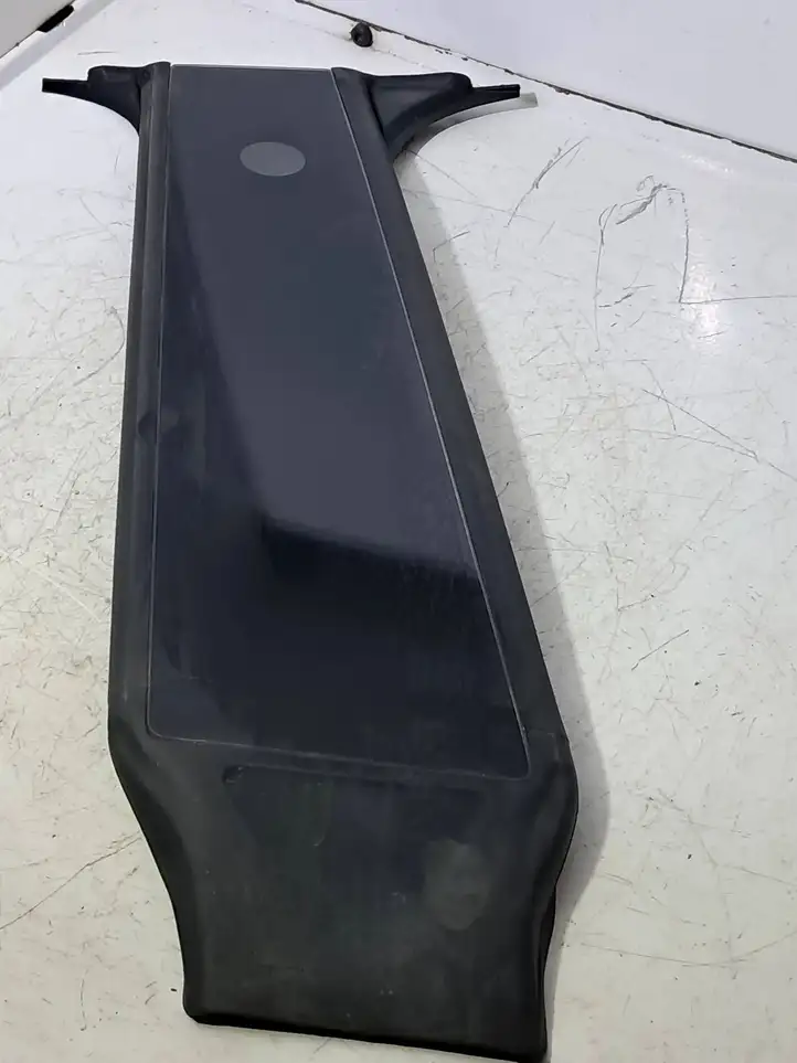 Tesla Model Y (2019 - 2024) 150688690F Верхняя обшивка стойки B — фото 2