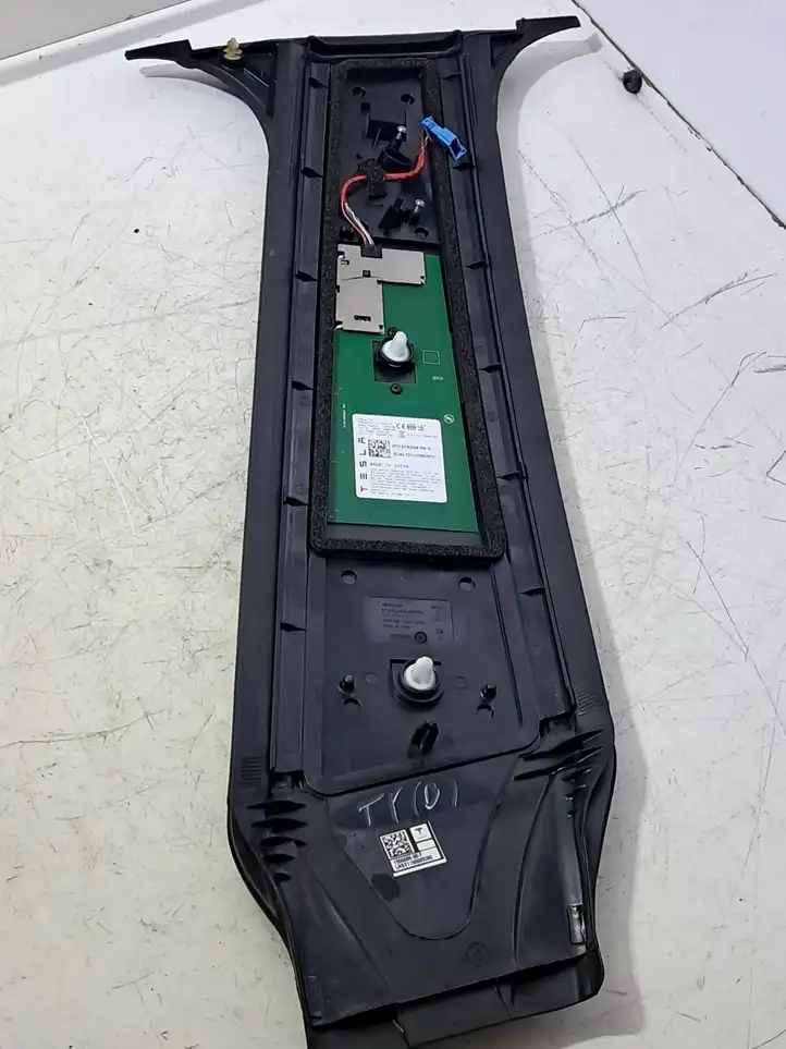 Tesla Model Y (2019 - 2024) 150688690F Верхняя обшивка стойки B — фото 3