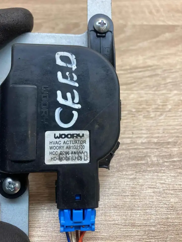 Kia Ceed (2006 - 2010) D266AN6AA Двигатель задвижки потока воздуха — фото 5