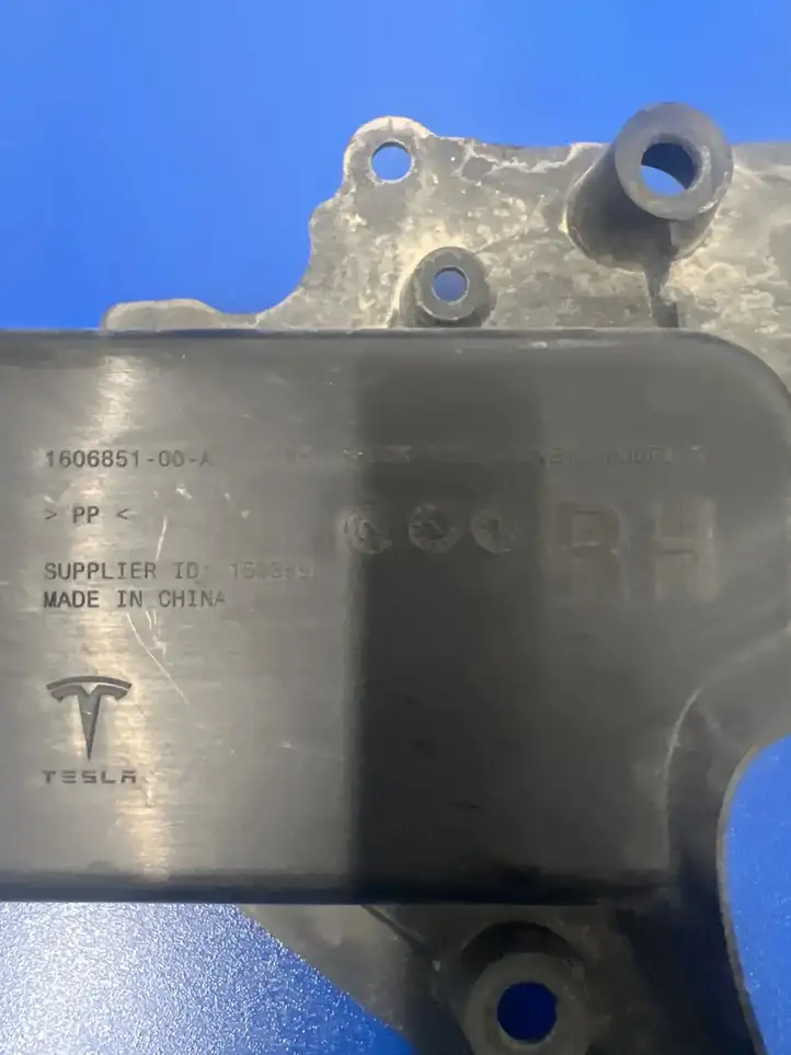 Tesla Model S (2021 - ) Прочие детали моторного отсека — фото 3