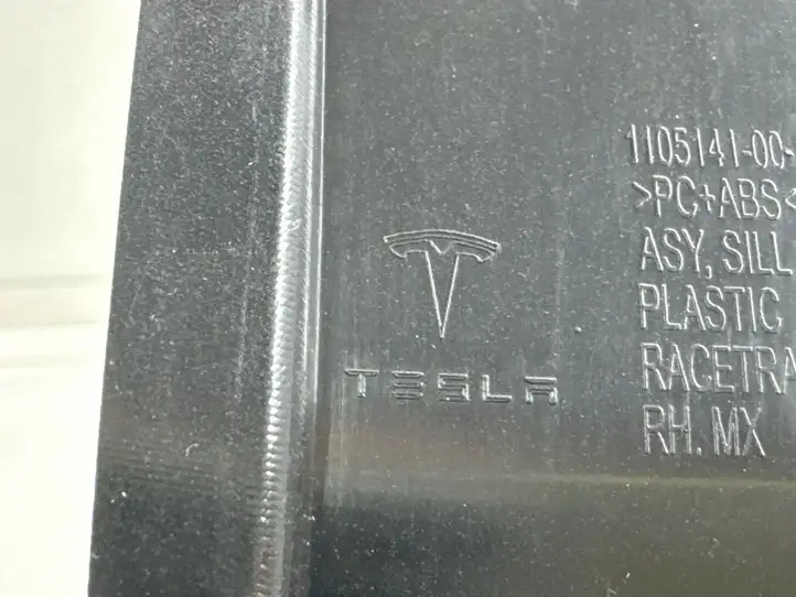 Tesla Model X (2021 - ) 110514100H Прочая отделка задней двери — фото 4