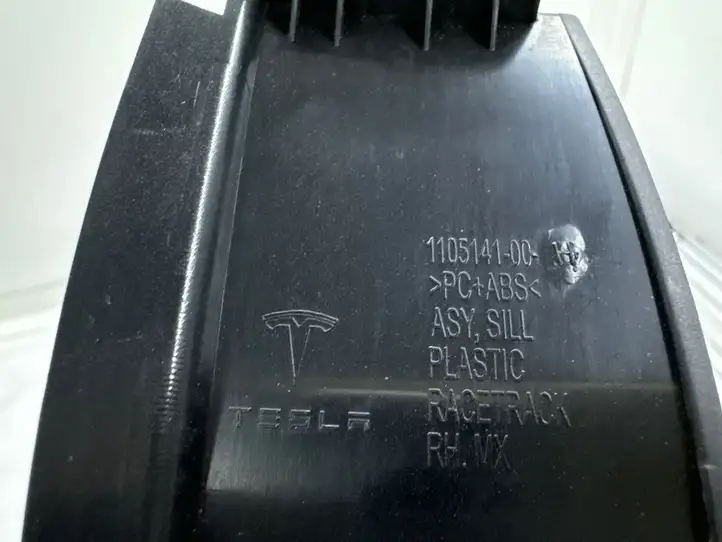 Tesla Model X (2021 - ) 110514100H Прочая отделка задней двери — фото 6
