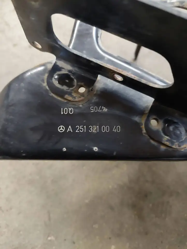Mercedes-Benz R W251 (2005 - 2013) A2513210040 Кронштейн пневмокомпрессора — фото 3