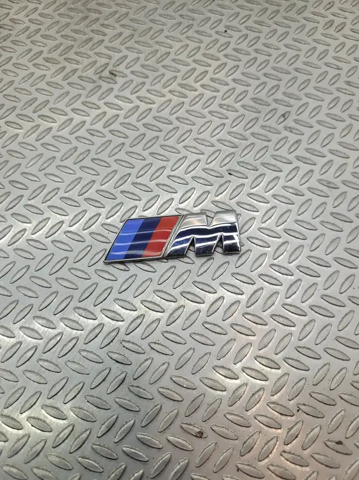 BMW 1 F20 F21 (2011 - 2019) 8058882 Эмблема модели — фото 1