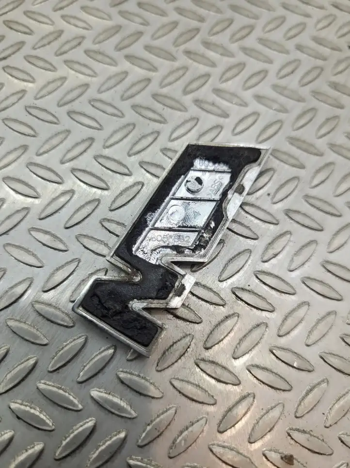 BMW 1 F20 F21 (2011 - 2019) 8058882 Эмблема модели — фото 2