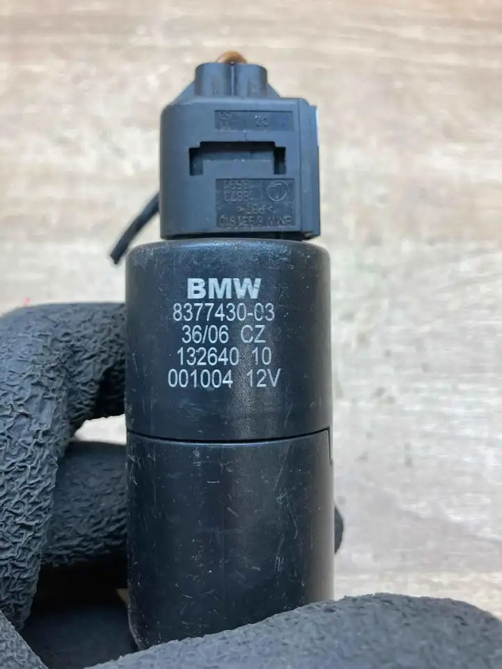 BMW X3 E83 (2003 - 2010) 8377430 Насос омывателя фар — фото 5