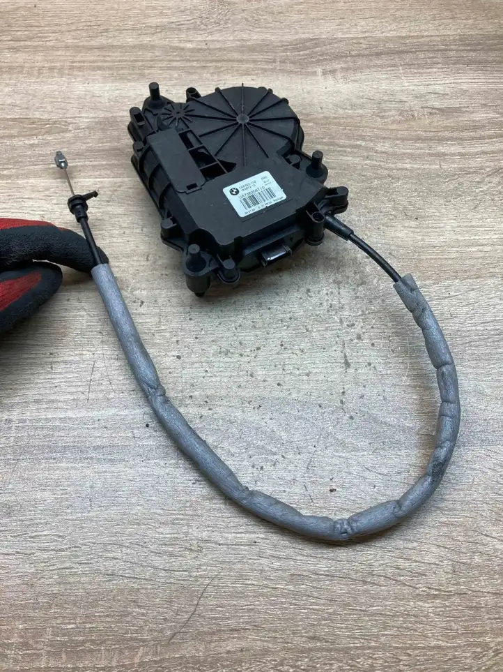 BMW 5 G30 G31 (2016 - ) ua738356110 Актуатор замка задней двери — фото 1