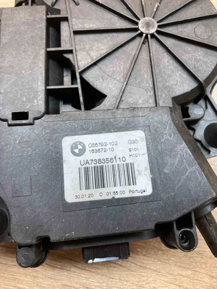 BMW 5 G30 G31 (2016 - ) ua738356110 Актуатор замка задней двери — фото 5